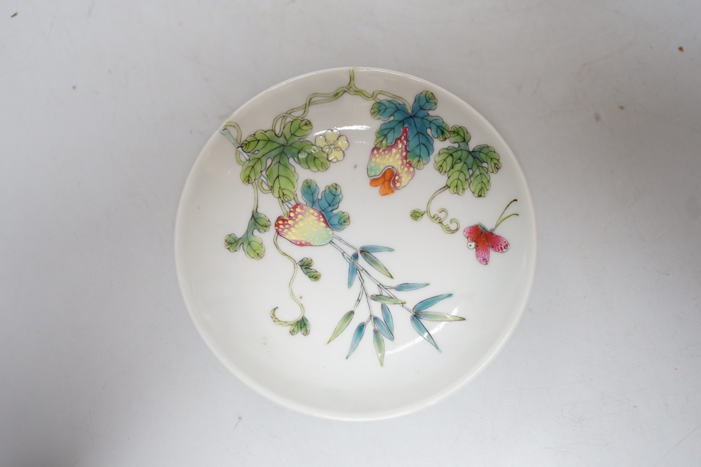 A Chinese famille rose bowl and cover. 9cm tall overall